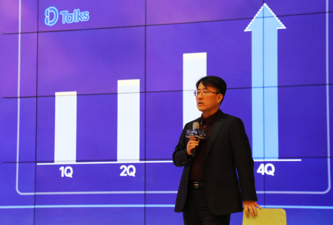 19일 아산캠퍼스에서 열린 삼성디스플레이 사내 소통 행사에서 이청 사장이 직원들에게 경영 현황에 관해 설명하고 있는 모습. ⓒ 삼성디스플레이