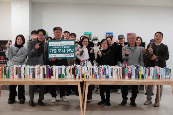 '으쓱(ESG)투게더 기부 챌린지’에 참여한 과천 푸르지오 벨라르테 입주민들을 위해 단지 내 푸른도서관에 도서를 기부했다./대우건설