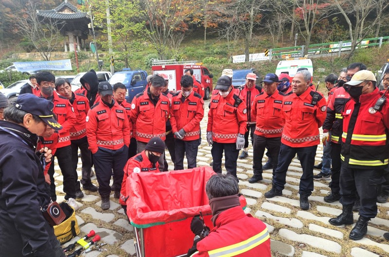 나주시 산불 전문 예방진화대원들이 산불 대응력을 높이기 위해 산불 예방 및 진화 교육을 하고 있는 모습 (사진제공=나주시)