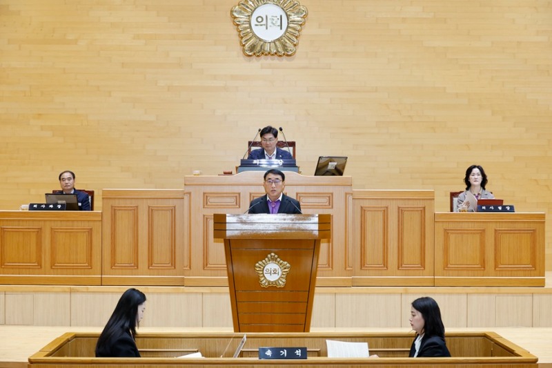 19일, 제332회 신안군의회 제2차 정례회에서 시정연설 중인 김대인 신안군수 권한대행 (사진제공=신안군)