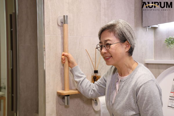 출처=홈플릭스, 아우름 레지던스의 화장실은 고령자 안전을 최우선으로 설계했다. 손잡이, 미끄럼 방지 바닥, 온도 조절 수전, 접근 용이한 긴급 벨 등 세심한 배려가 담겨있다.