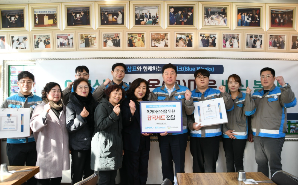 에스피네이처 장영재 대표이사(사진 오른쪽에서 네 번째)와 임직원들이 독거 어르신을 위한 무료배식 봉사 활동을 진행한 후 기념 촬영을 하고 있다. (사진 제공=삼표그룹)