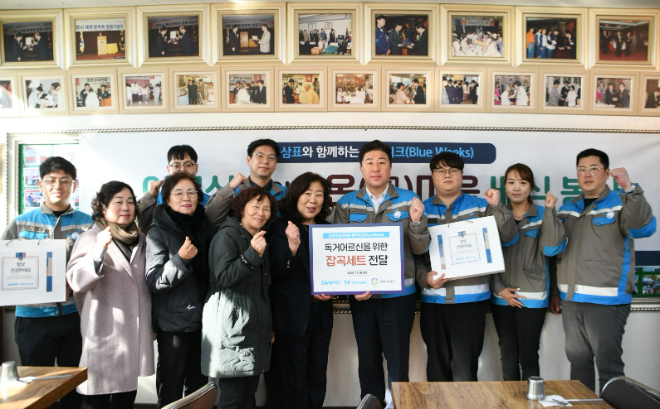 에스피네이처 장영재 대표이사(사진 오른쪽에서 네 번째)와 임직원들이 지난 18일 포항 사랑나눔의 집 무료급식소에서 독거 어르신을 위한 무료배식 봉사 활동을 진행한 후 기념 촬영을 하고 있다. / 사진 = 삼표그룹