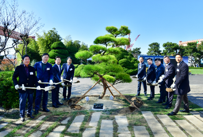 정기선 HD현대 회장이 지난 19일 울산 HD현대중공업 영빈관에서 5000척 인도 기념 식수를 하고 있다. / 사진 = HD현대