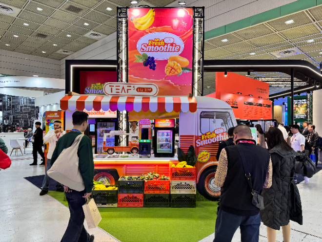 에이덴(EIDEN)이 ‘2025 서울카페쇼’에서 차세대 셀프 스무디 머신 ‘티파이브(TEAF5) 4세대’를 공개하고 현장 시연을 진행했다.