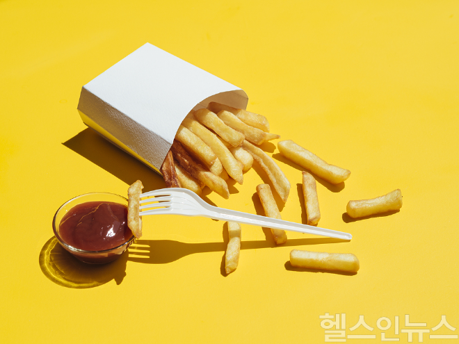 뜨거운 감자튀김, 광고지 위에 바로 올려두는 습관은 피하는 것이 안전하다. (이미지 제공=클립아트코리아)