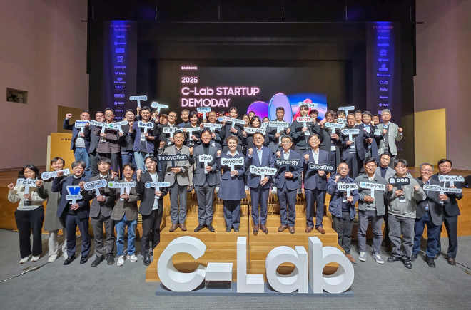 삼성전자가 20일 서울 서초구 삼성전자 서울R&D캠퍼스에서 개최한 '2025 C랩 스타트업 데모데이'에서 7기 및 졸업사 스타트업 대표 등 참석자들이 기념 촬영을 하고 있다. ⓒ 삼성전자