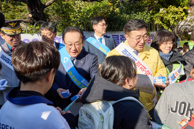 지난 18일 김인 새마을금고중앙회장(가운데 왼쪽)과 윤호중 행정안전부 장관 및 기타 관계자들이 부산 수영구에 위치한 광남초등학교에서 어린이 등·하굣길 안전 확보를 위해 안전물품과 리플릿 등을 나눠주고 있다./ 사진 = 새마을금고중앙회