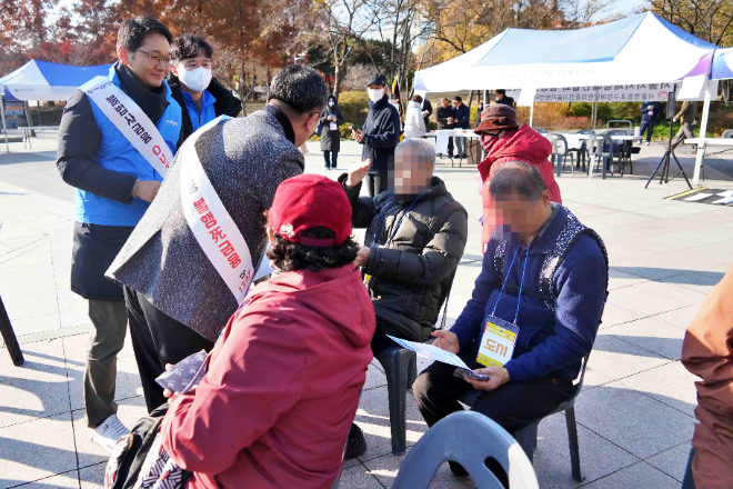 '불법 사금융 No!' 캠페인의 일환으로 우리은행, 서민금융진흥원, 영등포구청 직원들이 영등포공원을 방문한 주민들에게 불법 사금융 피해 예방 안내문과 홍보 물품을 나눠 주고 현장 상담을 하고 있는 모습. / 사진=우리은행