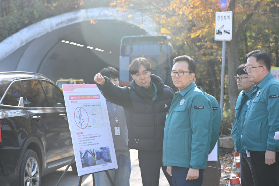 이재호 연수구청장이 재해 관련 시설물에 대한 현장 점검을 실시하고 있다.