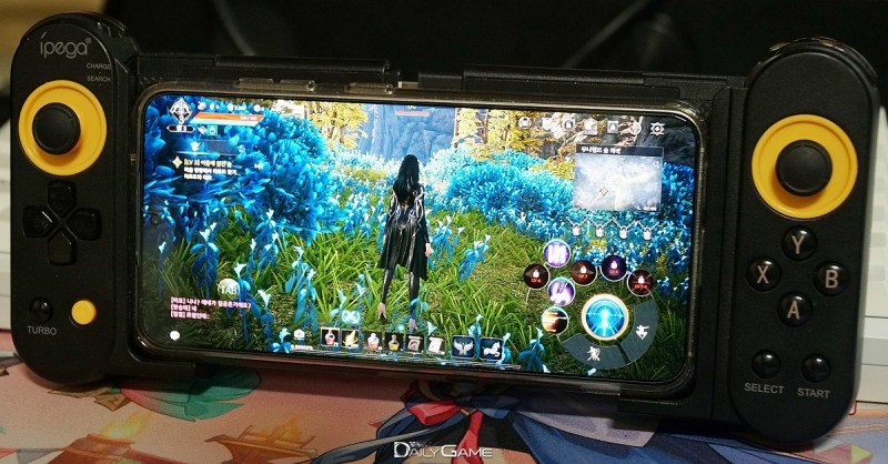 모바일 어시스트 도입으로 스마트폰 전용 게임패드를 사용한 플레이가 가능해졌다.