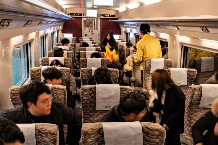 에스알(SR)은 19일 수서역에서 열차 화재와 묻지마 범죄 테러 복합 재난에 대비한 ‘비상대응 통합훈련’을 전개했다./에스알