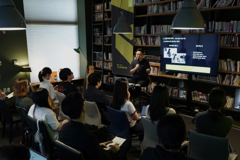 지난 프로젝트 줌인 세미나에서 담당자가 발표하고 있는 모습.