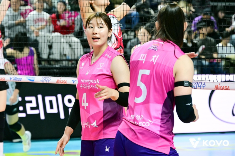 흥국생명, GS칼텍스 꺾고 첫 연승...레베카의 28득점이 빛났다