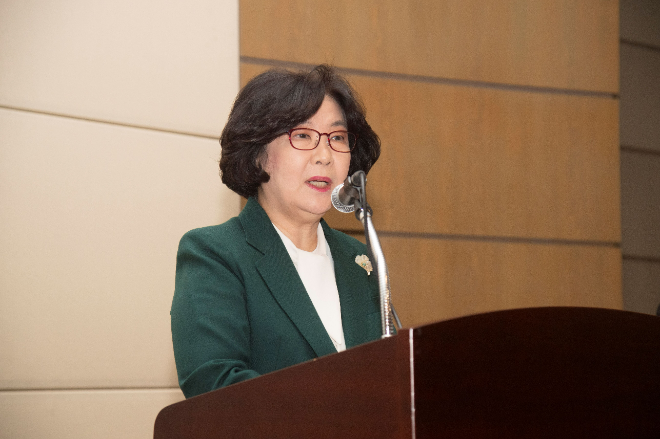 20일, 이화여대에서 개최된 제16회 한국대학랭킹포럼에서 환영사하는 이향숙 총장. (사진제공=이화여대)