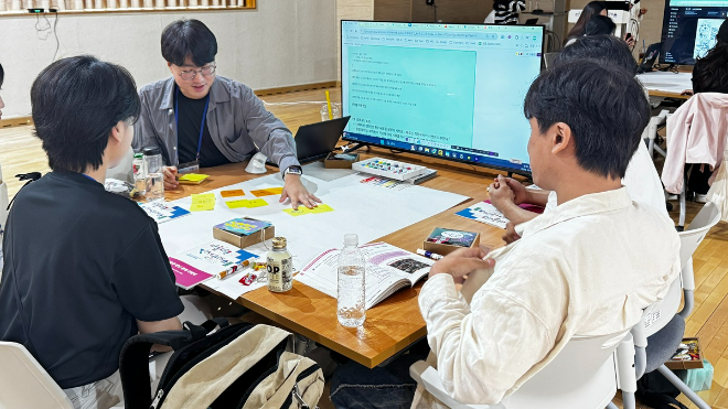 기술로 만나는 문화다양성 ‘AI 영화 제작’에서 인공지능 영화를 제작하고 있는 참여자들. (사진제공=교육진흥원)