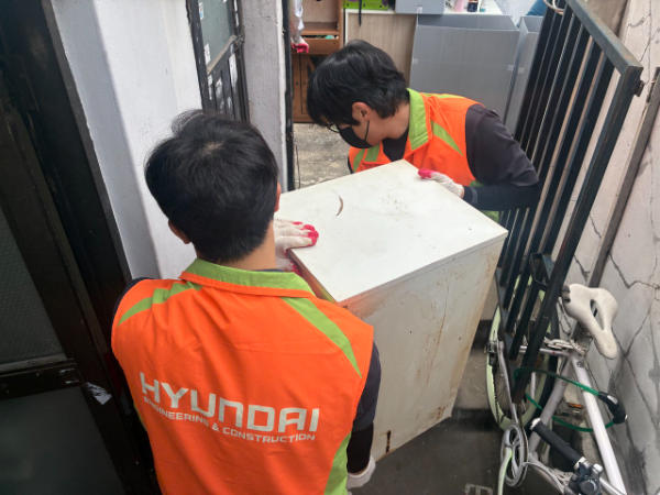 : 현대건설 임직원들이 ‘지역과 함께, 가치를 짓다’ 사회공헌활동을 진행중이다. 출처: 희망조약돌