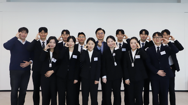 19일 서울 여의도 LS증권 본사에서 LS증권 임직원들과 인턴사원들이 교육을 마친 뒤 기념촬영을 하고 있다.