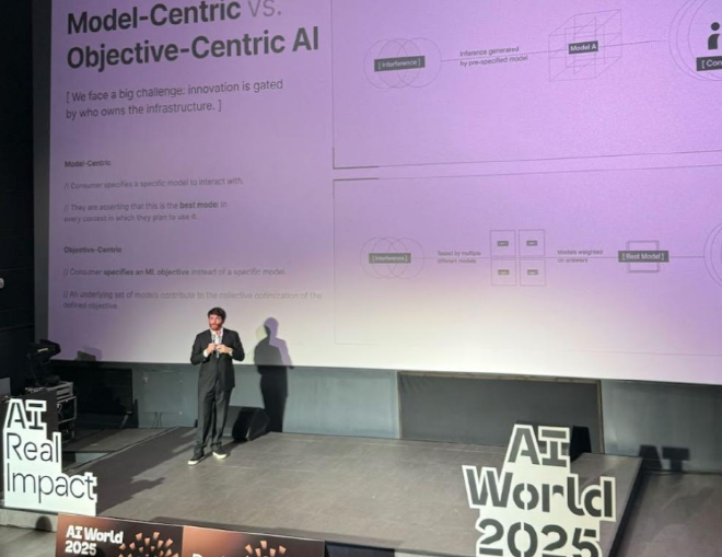 사진설명 : 알로라 랩스 창업자인 닉 에먼스가 한국에서 열린 AI World 2025에서 발표를 하는 모습