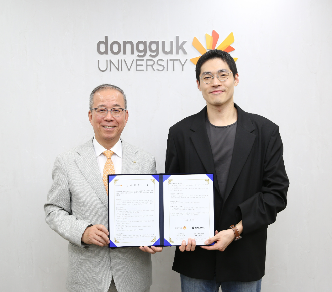 (왼쪽부터) 윤재웅 동국대 총장, 윤상보 갤럭시코퍼레이션 부대표. (사진제공=동국대)