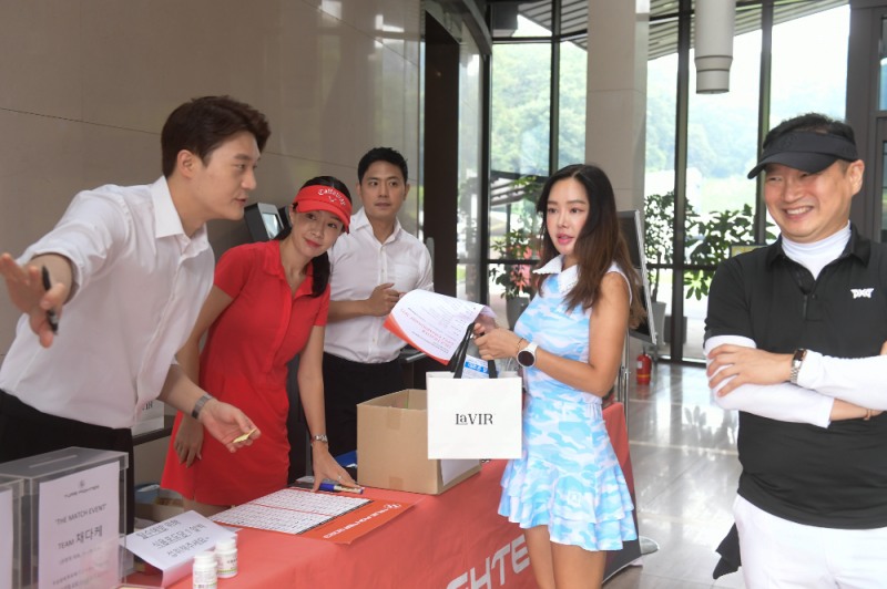 참가자 접수 현장 / 지난 골프 이벤트의 참가자 접수 모습. 드듀챔 본선에서도 전담 스태프가 선수·캐디 매칭 및 안내를 지원한다.