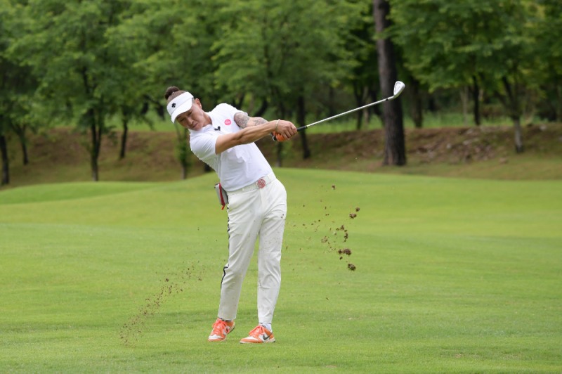 아마추어 골퍼의 스윙 액션 컷 / 아마추어 골퍼의 역동적인 스윙 장면. 본선 참가자들은 실전 투어 방식의 코스 매니지먼트를 제공받으며 경기하게 된다.