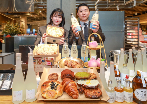 21일 오전 서울시 여의도에 위치한 더현대 서울 지하 1층 ‘서부내륙권 미식 팝업스토어’에서 직원들이 대표 상품을 소개하고 있다. / 사진 = 현대백화점