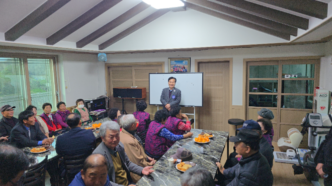‘신안의 사위’로 불리는 더불어민주당 주철현 국회의원(여수시갑)이 18일 신안군 일대를 찾아 도서지역 어르신들과 소통하며 민심을 살폈다.