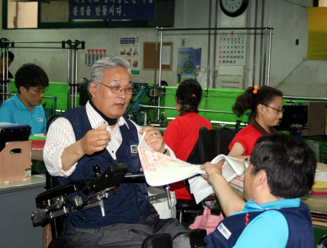 제3회 HD현대아너상 대상 수상자인 정덕환 씨는 40여 년에 걸쳐 장애인의 사회참여를 확대하며 자립 중심의 '생산적 복지' 모델 구축에 힘써왔다