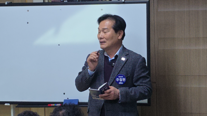 ‘신안의 사위’로 불리는 더불어민주당 주철현 국회의원(여수시갑)이 18일 신안군 일대를 찾아 도서지역 어르신들과 소통하며 민심을 살폈다.