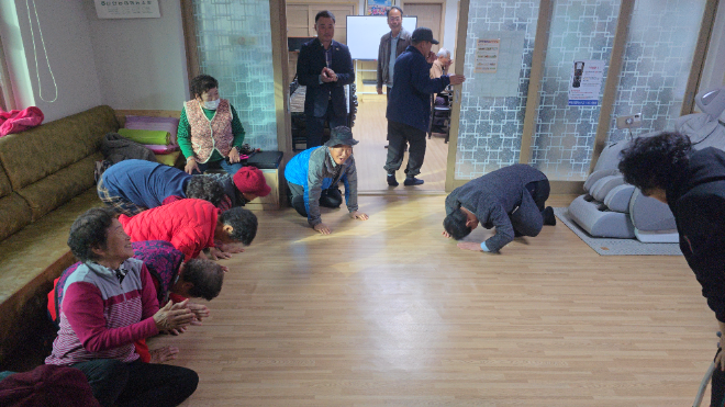 ‘신안의 사위’로 불리는 더불어민주당 주철현 국회의원(여수시갑)이 18일 신안군 일대를 찾아 도서지역 어르신들과 소통하며 민심을 살폈다.