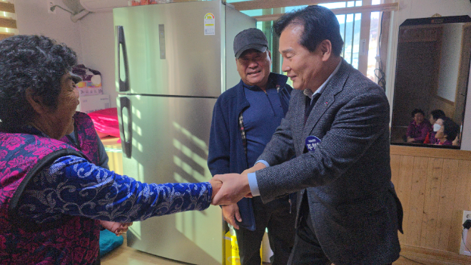 ‘신안의 사위’로 불리는 더불어민주당 주철현 국회의원(여수시갑)이 18일 신안군 일대를 찾아 도서지역 어르신들과 소통하며 민심을 살폈다.