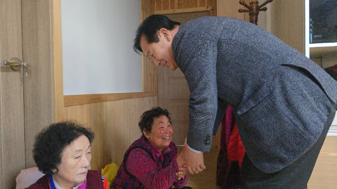 더불어민주당 주철현 국회의원(여수시갑)이 신안군 일대를 돌며 도서지역 어르신들과의 소통에 나섰다.