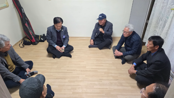 더불어민주당 주철현 국회의원(여수시갑)이 신안군 일대를 돌며 도서지역 어르신들과의 소통에 나섰다.