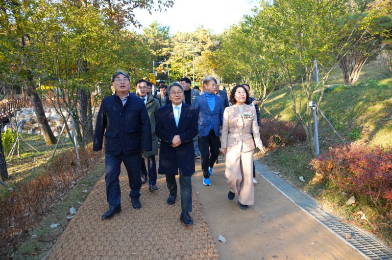 21일 서구 백석산 일원에서 열린 '마륵근린공원 개장식'에 참여해 산책길을 걷고 있는 참석자들과 강기정 광주광역시장 (사진제공=광주광역시)