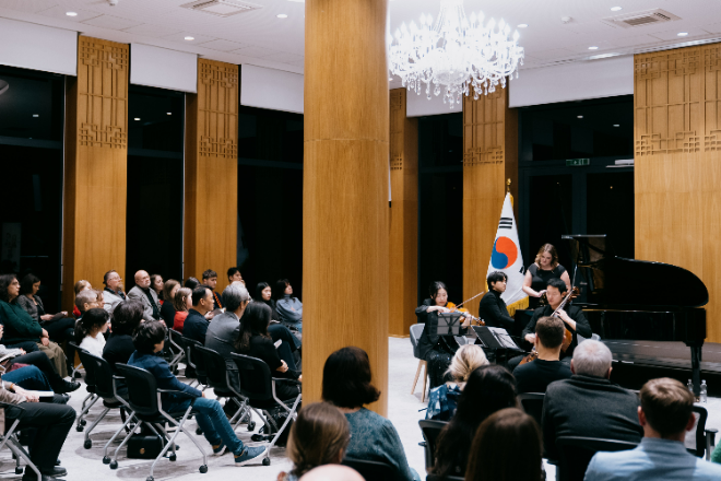 '아르코앙상블' 체코 프라하 공연 연주와 체코 관객 모습. 사진제공=한국문화예술위원회(ARKO)