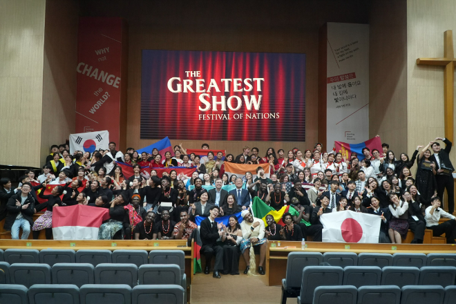한동대에서 열린 '세계인의 날(Festival of Nations)' 행사에서 14개국 국제 커뮤니티 학생들이 전통의상을 입고 각국 국기를 들며 기념촬영을 하고 있다. (사진제공=한동대)