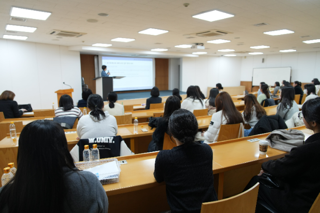 성신 크리스탈 포럼 동문 회원 초청 멘토링에 참여한 학생들. (사진제공=성신여대)
