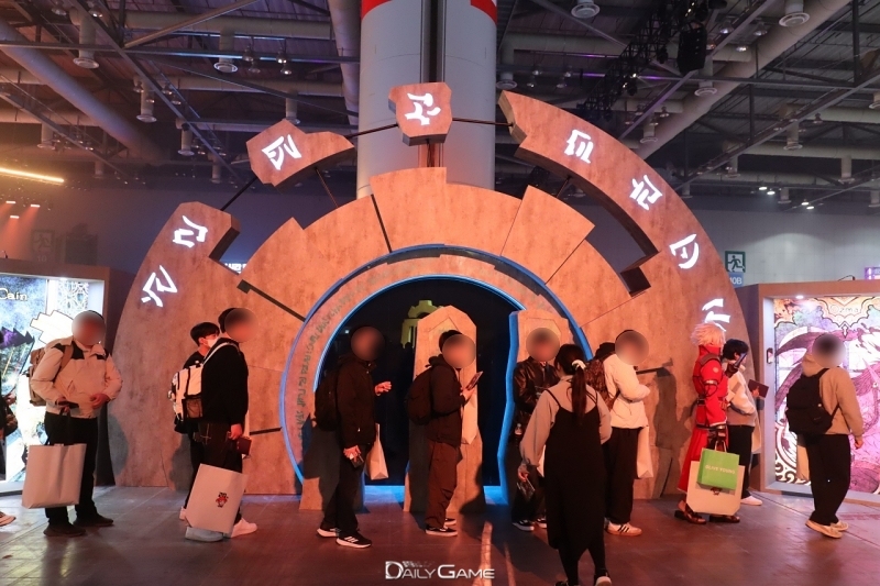 창신세기존 부스는 '던전앤파이터' 세계를 관통하는 성서 콘셉트로 꾸며졌다.