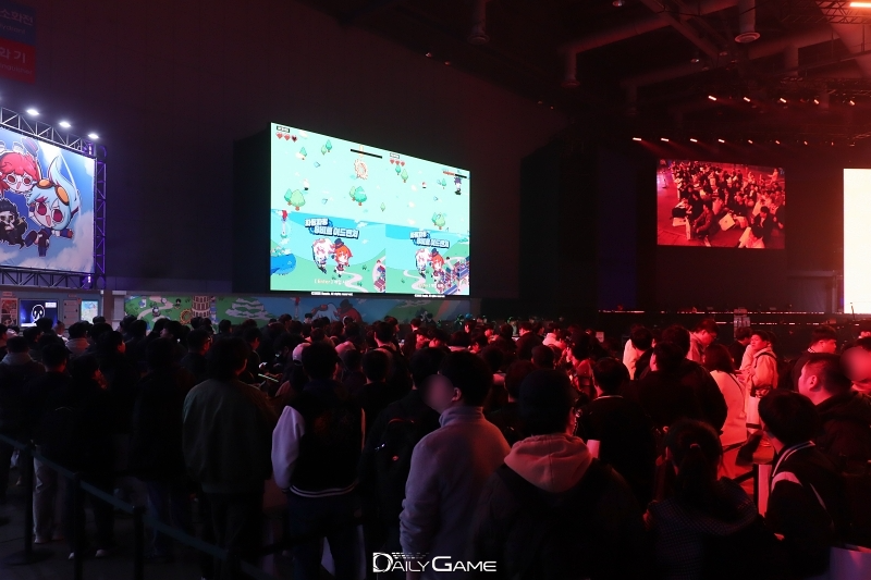 '파핑파핑 8비트 플레인: 미니게임 & 파핑파핑 8비트 공방'은 개막일 가장 많은 인파가 몰렸다.