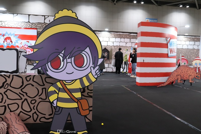 트레블러(아처)와 남마법사와 함께 숨은 8비트 캐릭터를 찾는 '월리를 찾아라!' 컬래버 존.