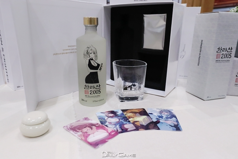 현장에서 판매된 '던전앤파이터' 컬래버레이션 소주. 멋진 유리잔과 포토카드가 포함됐음에도 가격이 저렴해 인기가 높았다.
