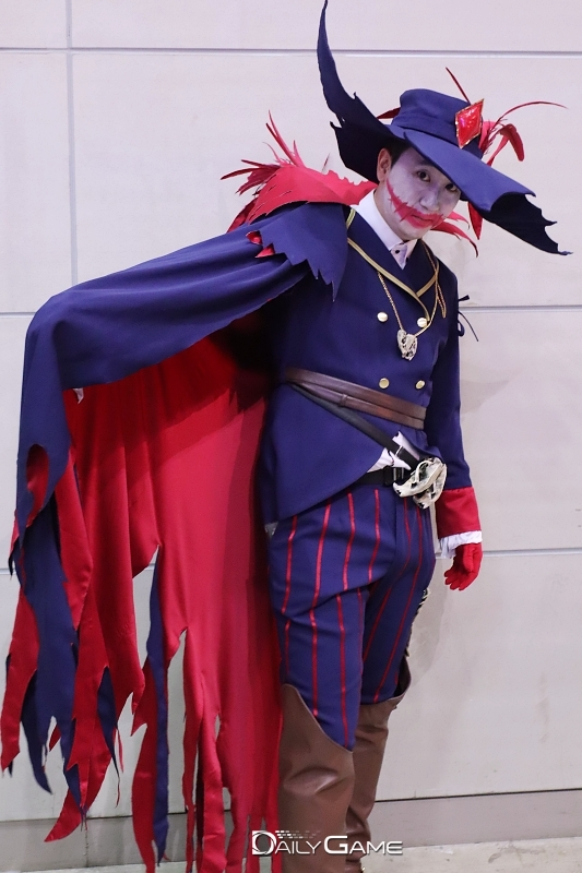 '피터 더 바이퍼'로 분장한 코스튬 플레이어에게 사진 촬영을 부탁했다.