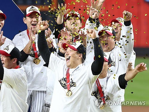 김현수가 우승 후 환호하고 있다.