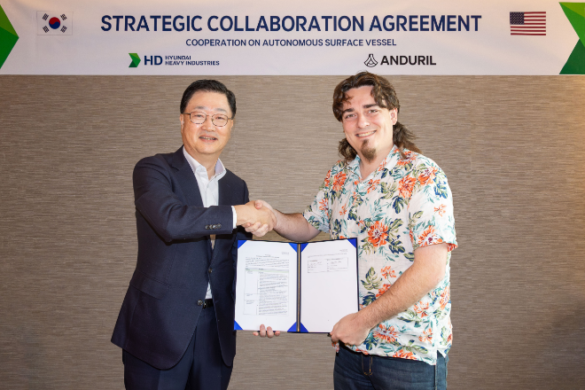 서울 중구 웨스틴 조선호텔에서 주원호 HD현대중공업 사장(왼쪽)과 팔머 럭키 안두릴 공동 설립자가 ASV 설계 및 건조계약을 체결하는 모습. / 사진 = HD현대