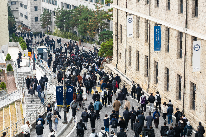 2026학년도 한양대학교 논술고사를 마친 수험생들이 한양대 서울캠퍼스를 빠져나가고 있다. (사진제공=한양대)