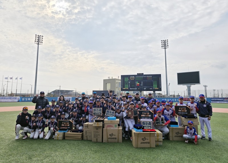 ▲ 23일 열린 ‘제1회 교원투어배 순수주말반 전국리틀야구대회’ 시상식에서 교원투어·한국리틀야구연맹 관계자와 참가 선수들이 기념촬영을 하고 있다.