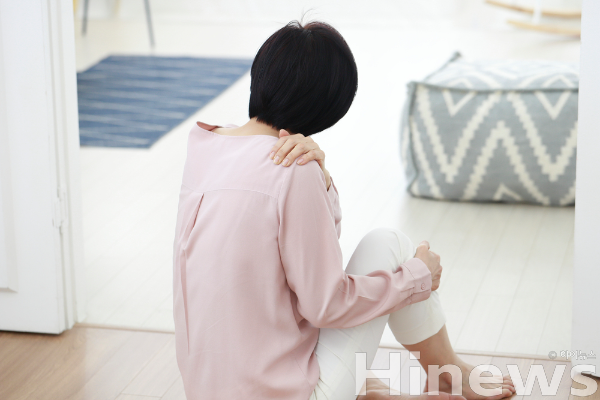 집안일로 생긴 반복적 어깨 통증은 단순 근육통이 아닐 수 있어 조기 진단과 관리가 필요하다. (사진 제공=클립아트코리아)
