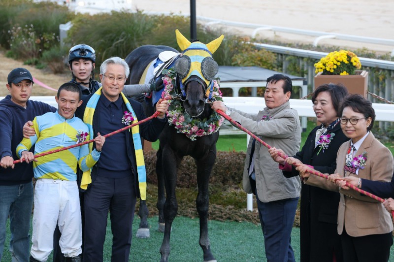 좌측부터 씨씨웡 기수, 우태율 마주, (우승마)그대만있다면, 최용건 조교사, 신계용 과천시장, 하영주 의원