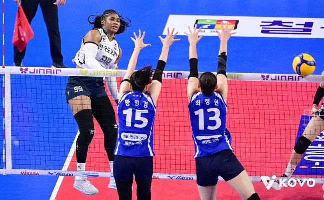 스파이크하는 도로공사 모마 / 사진=한국배구연맹 제공. 연합뉴스